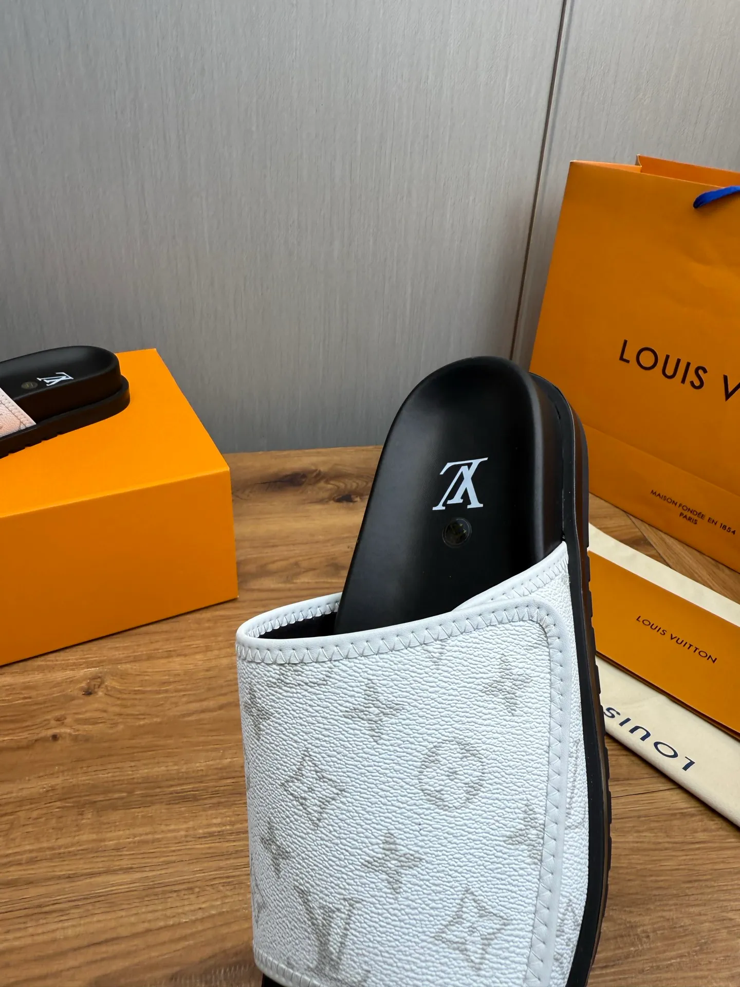 Men's shoes 💰320💰 Lv. hot selling men's slippers 🔥 🩴Official website one to one production 38-45 sizes 45 46 🉑️Customized!